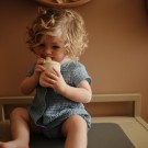 Silikon sippy cup, shifting sand, Mushie thumbnail