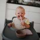 Baby skjeer i silikon, blush/shifting sand, Mushie thumbnail